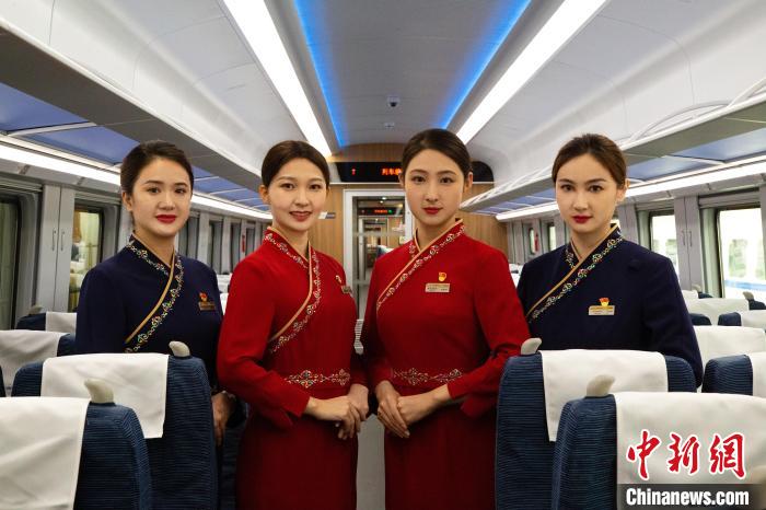 圖為整體色彩以“深藏青”和“喇嘛紅”為主調(diào)的西格段“復(fù)興號(hào)”動(dòng)車組乘務(wù)員新制服?！±罾?攝