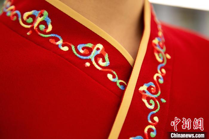 圖為新制服領(lǐng)口點(diǎn)綴有蒙古特色的烏力吉紋繡花?！±罾?攝