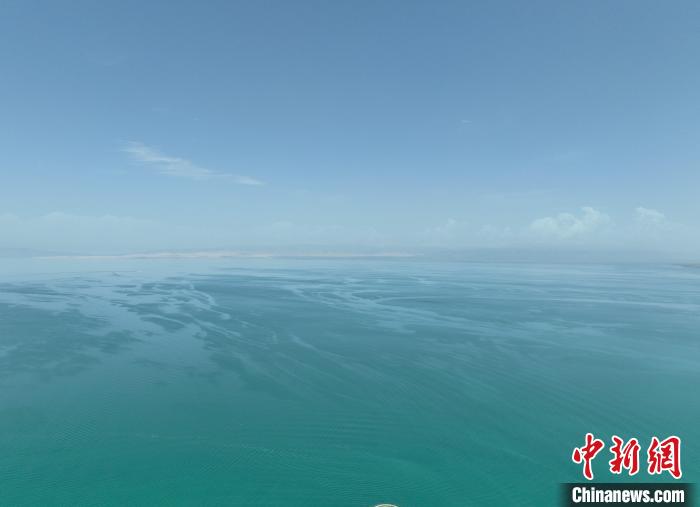 圖為航拍仲夏時節(jié)，青海湖水天一色?！∑钤鲚?攝