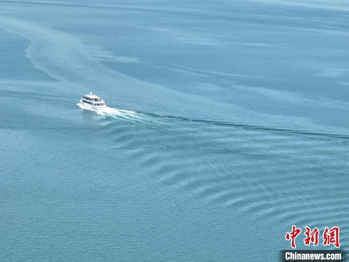 圖為航拍仲夏時節(jié)，青海湖湖水碧波蕩漾?！∑钤鲚?攝