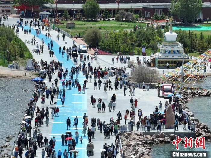 圖為航拍青海湖二郎劍景區(qū)游客眾多。　祁增蓓 攝