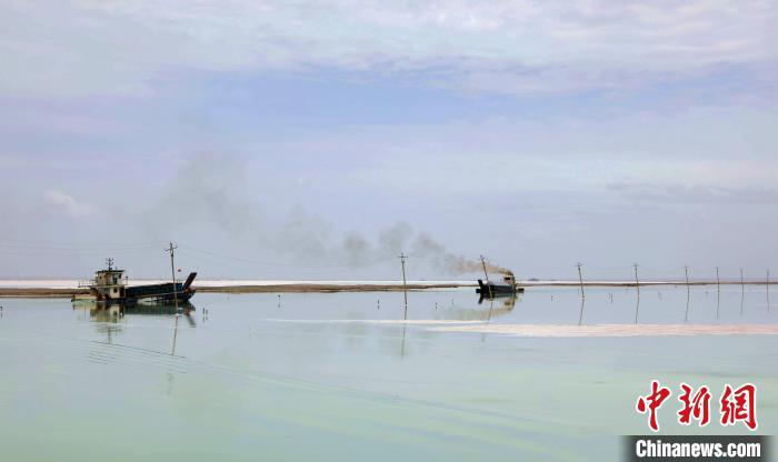 “天空之鏡”青海茶卡鹽湖：迎黃金旅游季，獨(dú)特景色引客來