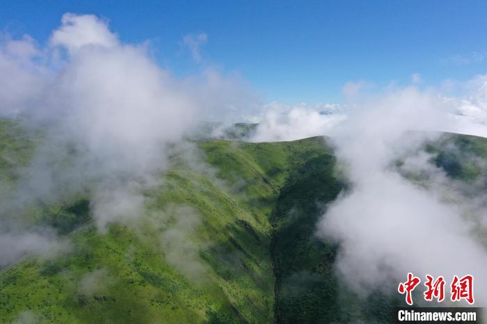 航拍賽來塘鎮(zhèn)山間云霧繚繞?！●R銘言 攝