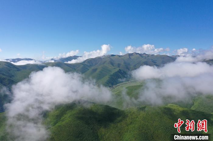 航拍賽來塘鎮(zhèn)山間云霧繚繞。　馬銘言 攝