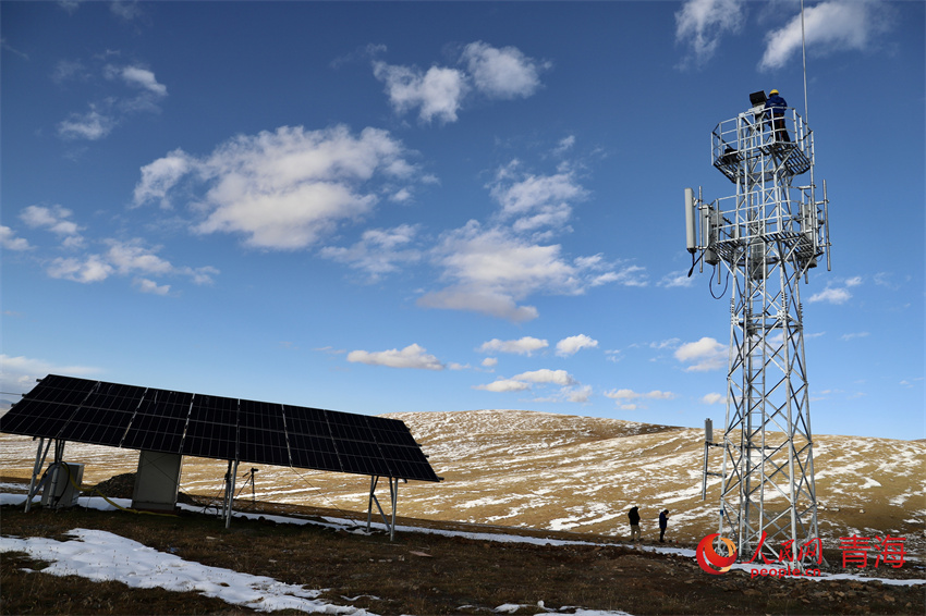 玉樹州曲麻萊縣黃河源流域約古宗列曲拍攝的中國移動(dòng)5G基站。人民網(wǎng) 陳明菊攝