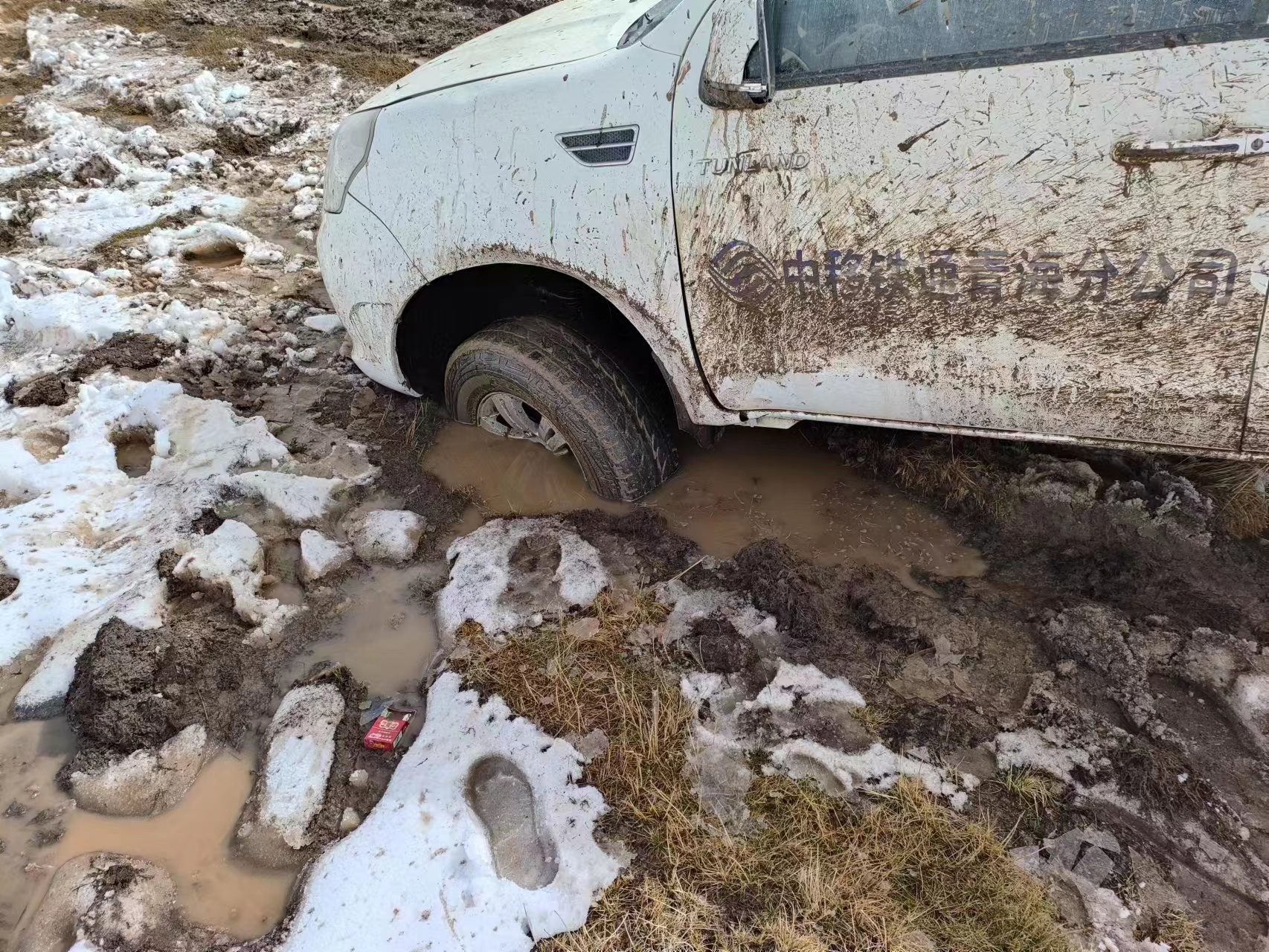 冰天雪地，泥濘路滑。祁海峰攝。