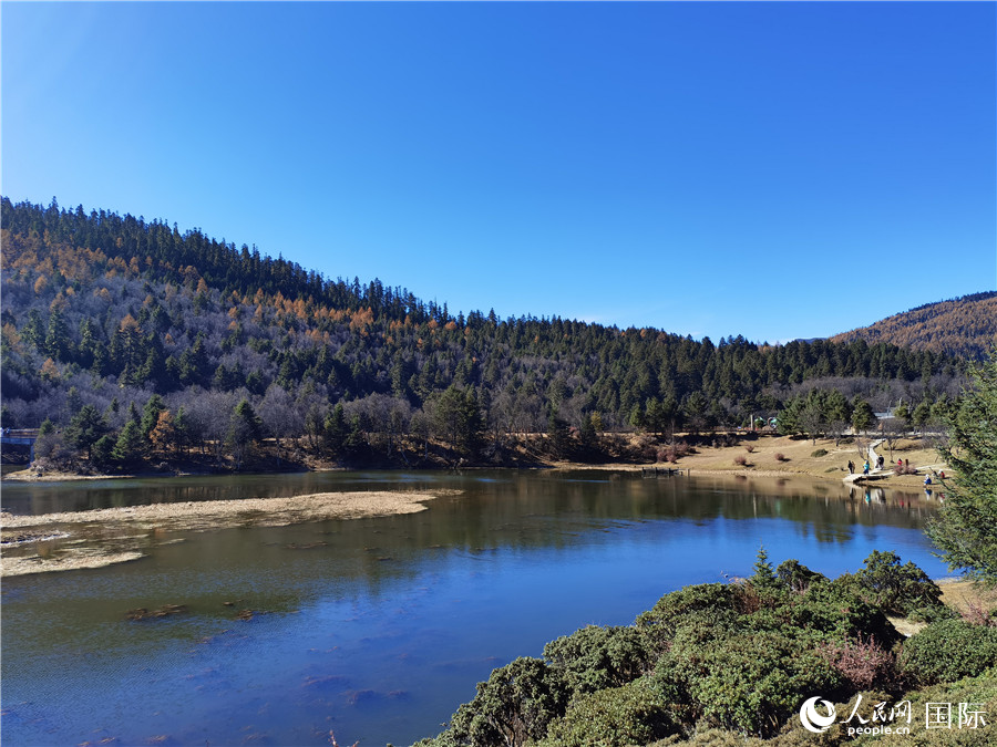 香格里拉國(guó)家公園景區(qū)內(nèi)，被譽(yù)為“高原仙子”的屬都湖吸引了眾多游客。人民網(wǎng)記者 杜明明攝
