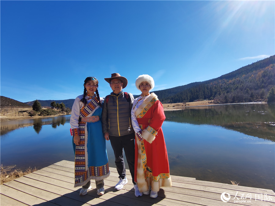 來(lái)自安徽合肥的一家三口在香格里拉國(guó)家公園景區(qū)內(nèi)拍照留念。人民網(wǎng)記者 杜明明攝