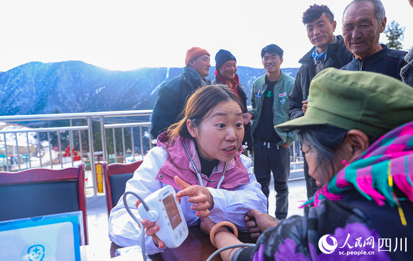 幫扶醫(yī)療小分隊成員為村民義診。劉學懿攝