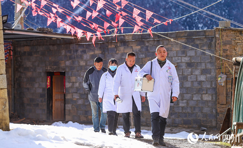 對口幫扶醫(yī)療小分隊行走在雪地里。劉學懿攝