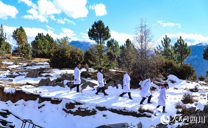 對口幫扶醫(yī)療小分隊行走在雪地里。劉學懿攝