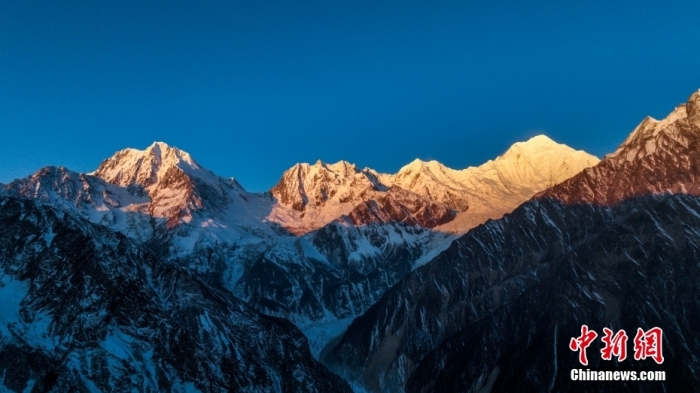 圖為2月1日，清晨陽光照在貢嘎雪山上，出現(xiàn)“日照金山”景觀。(無人機照片)<a target='_blank' href='/'><p  align=