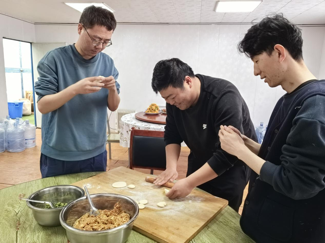 項(xiàng)目部里包餃子。王元明攝