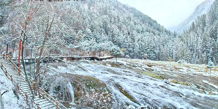 雪景中的珍珠灘瀑布。九管局供圖
