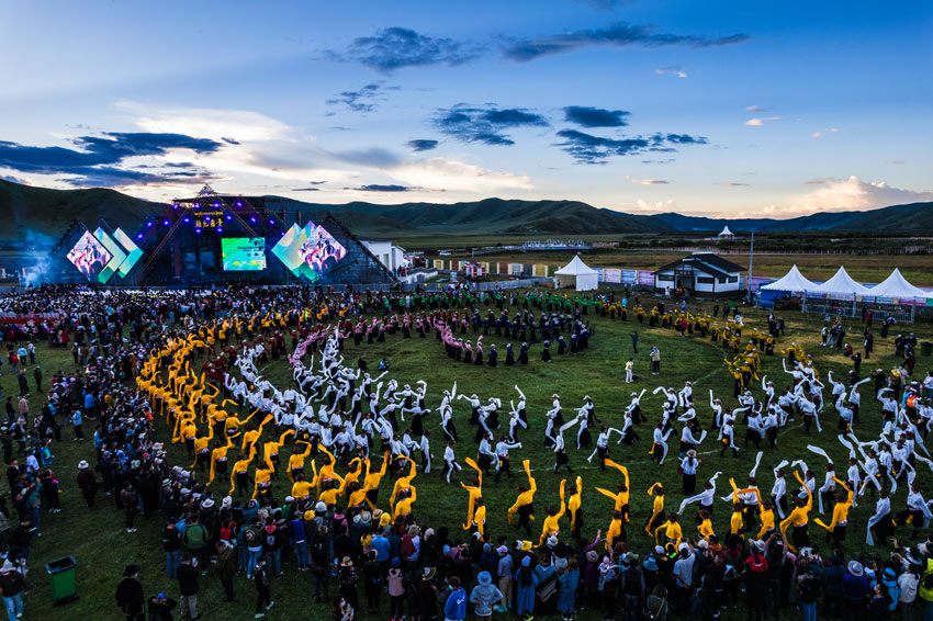 千人郭莊，祝愿安康。阿壩州委宣傳部供圖