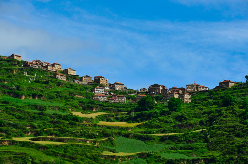 美麗藏寨，安居愉快。阿壩州委宣傳部供圖