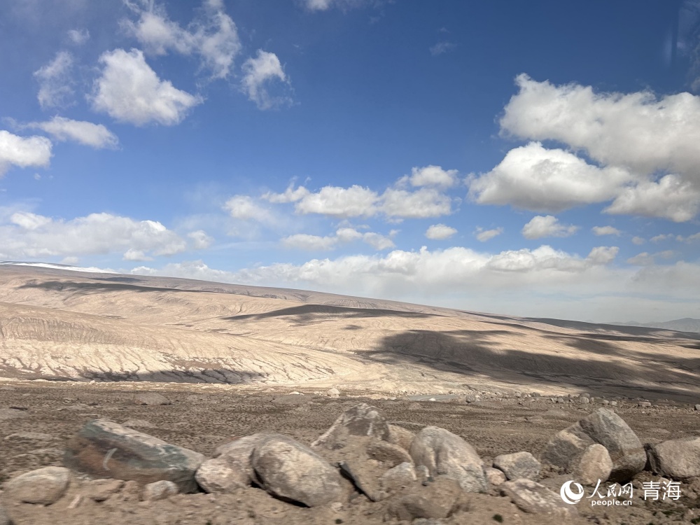 驅(qū)車(chē)前往雪山牧場(chǎng)管護(hù)站途中。人民網(wǎng) 陳明菊攝