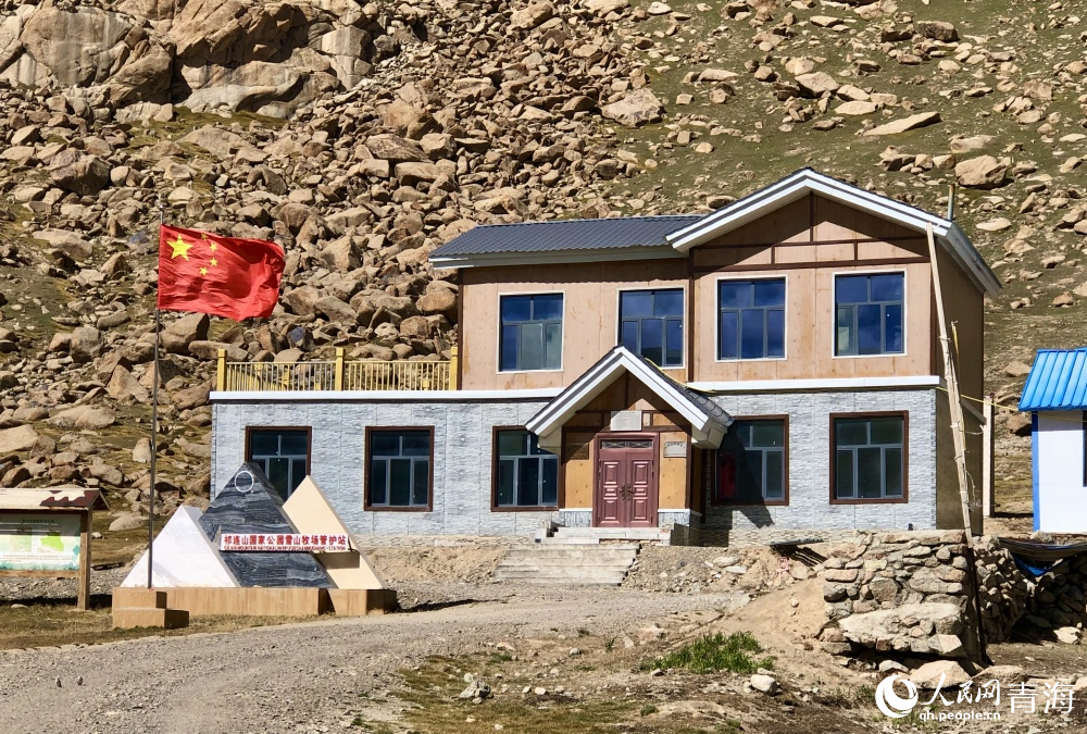 祁連山國(guó)家公園雪山牧場(chǎng)管護(hù)站的二層小樓。