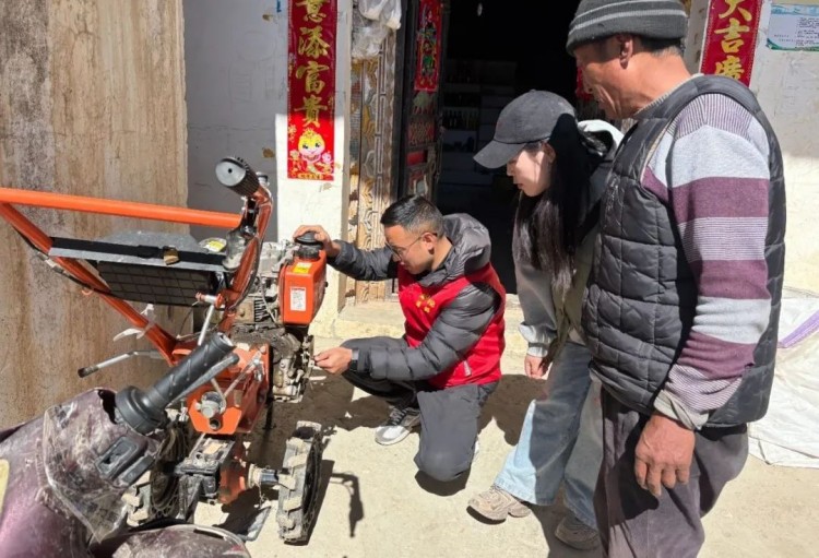 澤郎幫助村民檢查機械農(nóng)具。黑水縣融媒體中心供圖