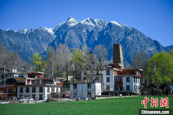 四川丹巴：春日藏寨美如畫