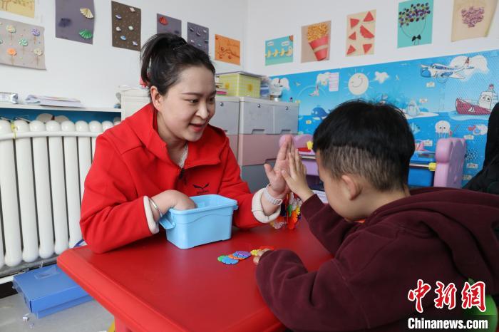 青海西寧:特教老師用愛點亮孤獨癥兒童內(nèi)心世界