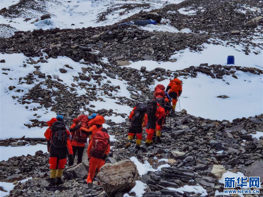 (2020珠峰高程測(cè)量)(1)2020珠峰高程測(cè)量登山隊(duì)沖頂組再出發(fā)
