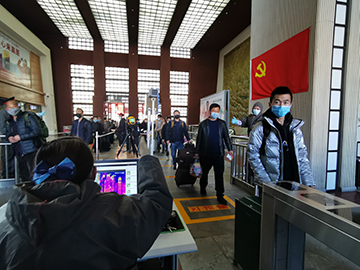 拉薩火車站工作人員對(duì)出站旅客進(jìn)行紅外線測(cè)溫。趙越拍攝.jpg