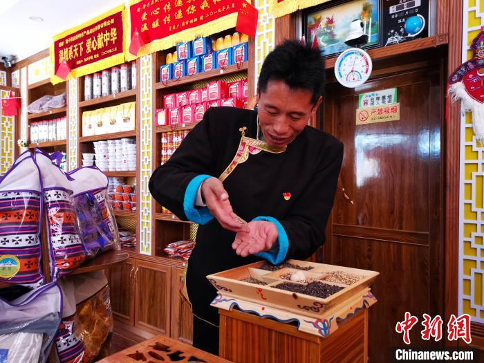 圖為洛桑旦增介紹青稞的功效?！垈?攝