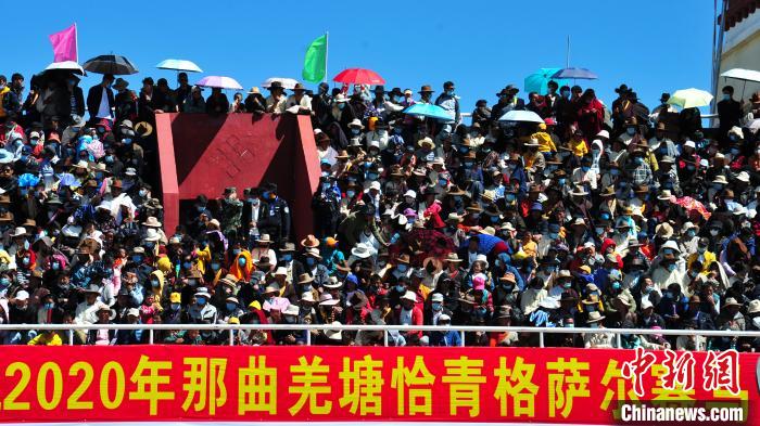 圖為當(dāng)日的比賽吸引了眾多觀眾。　張偉 攝