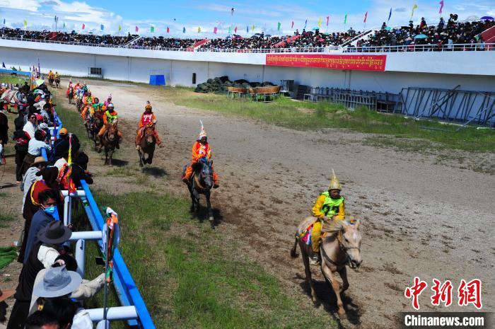 圖為少年騎手騎乘沒有馬鞍的賽馬，靠雙腳夾住馬馳騁在跑道上?！垈?攝