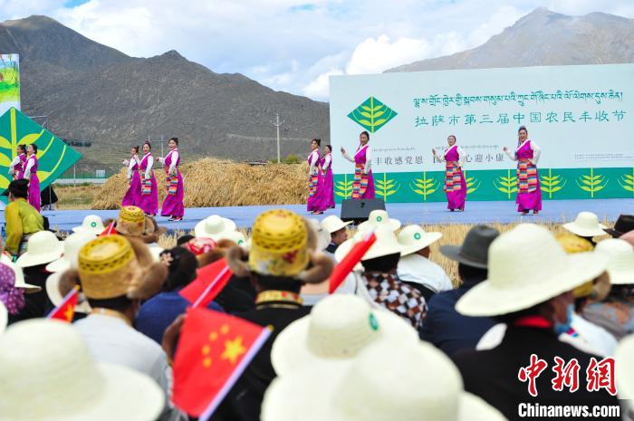 圖為農(nóng)牧民在欣賞文藝表演?！垈?攝