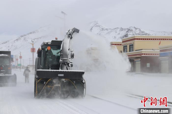 圖為該支隊(duì)官兵正在清理路面積雪?！《崦刺?攝