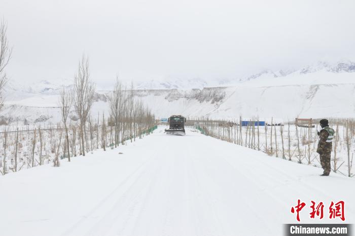 圖為救援官兵正在緊急清理路面積雪。　董尼么太 攝