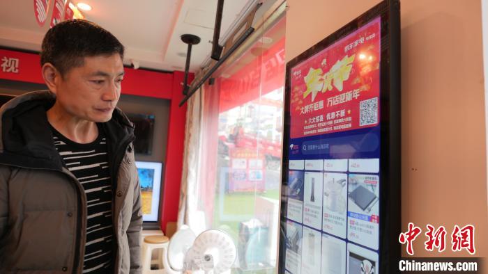 圖為店內(nèi)放置的可在線選購(gòu)商品的觸摸電子展示屏?！≈x牧 攝