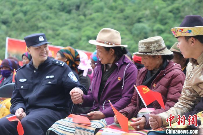 圖為李陽副所長(前排左一)與卓嘎、央宗姐妹共同參加愛國主義教育活動?！〉录?攝