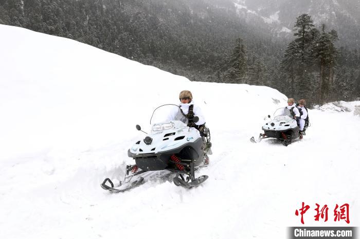 圖為雪地摩托車開(kāi)路?！⊙鸩?攝