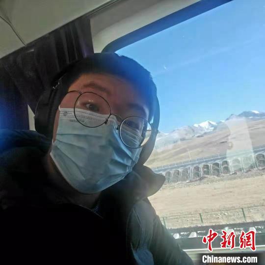 1月8日在西藏那曲開往拉薩火車上。　受訪者供圖 攝
