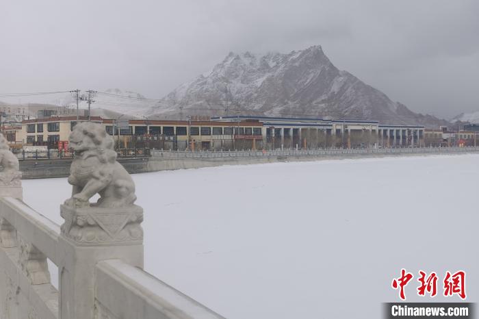 圖為2月5日傍晚時(shí)分的西藏阿里獅泉河鎮(zhèn)雪景?！⊥跏啦?攝