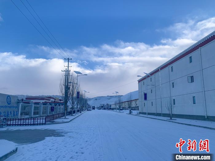 圖為西藏札達(dá)縣街道被積雪覆蓋?！?qiáng)久 攝