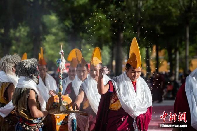 資料圖：扎什倫布寺跳神活動(dòng)結(jié)束后，僧眾依次拋撒“切瑪”盒中的青稞祈福。<a target='_blank' ><p  align=