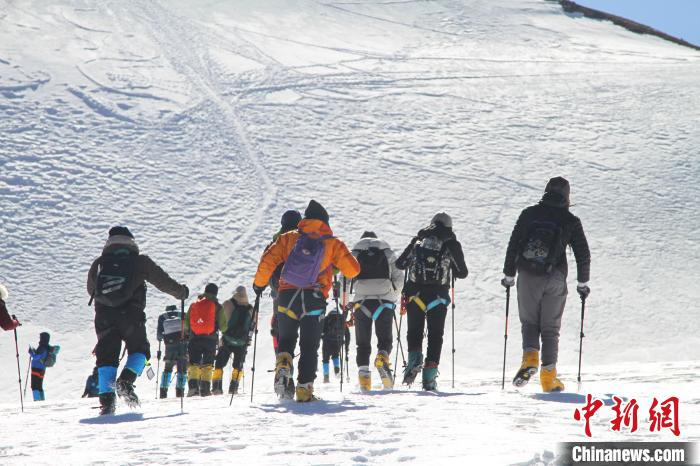 圖為2019年，普通民眾在洛堆峰體驗(yàn)登雪山活動(dòng)。資料圖 趙朗 攝
