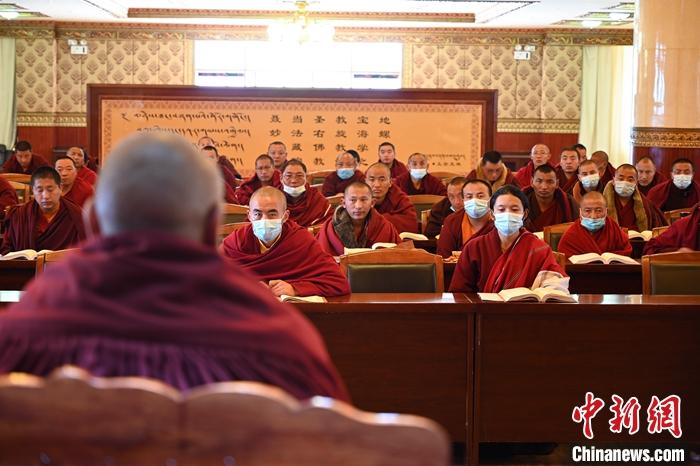 3月23日，記者走進(jìn)位于拉薩的西藏佛學(xué)院，探訪宗教學(xué)府的新學(xué)期。圖為佛學(xué)院學(xué)員正在上課。<a target='_blank' ></p><p  align=