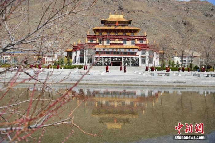3月23日，西藏佛學(xué)院開(kāi)學(xué)第二日，<a target='_blank' >中新社</a>記者前往學(xué)院探訪了少年活佛班、尼眾部等，走進(jìn)了他們的課堂。該學(xué)院有來(lái)自藏傳佛教格魯派、寧瑪派等各個(gè)教派的僧尼，900余人在此學(xué)習(xí)。圖為西藏佛學(xué)院內(nèi)景。<a target='_blank' >中新社</a>發(fā) 貢嘎來(lái)松 攝