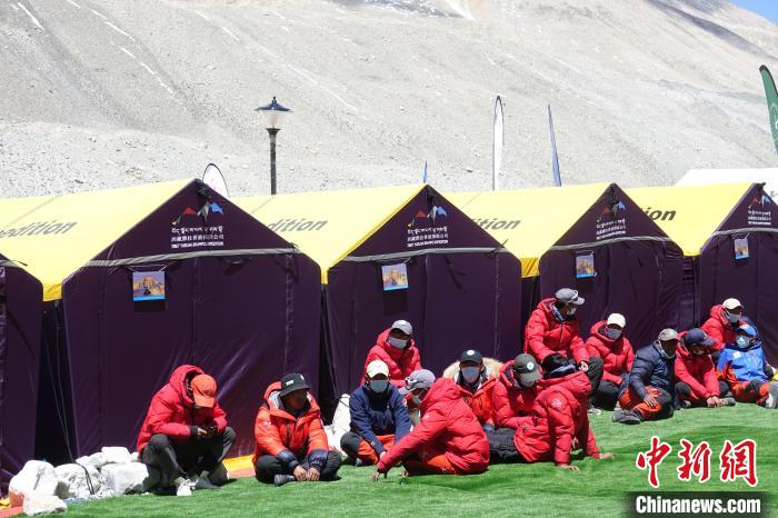 5月9日，登山隊員在珠峰北坡登山大本營歇息?！∪轿木?攝
