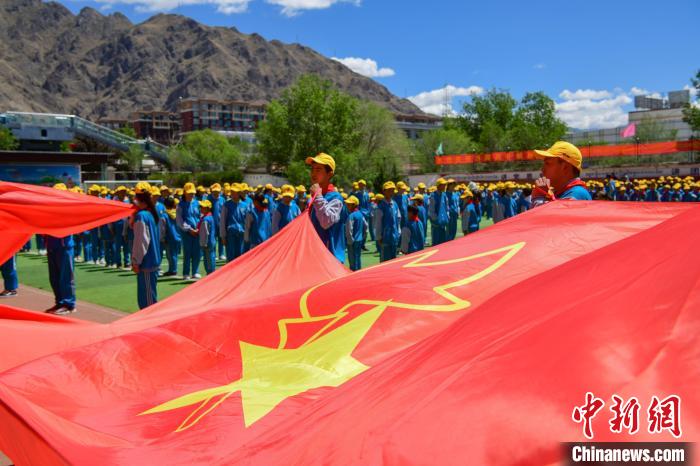 圖為拉薩市堆龍德慶區(qū)堆龍姜昆黃小勇希望小學(xué)學(xué)生在操場(chǎng)入隊(duì)儀式?！∝暩聛硭?攝