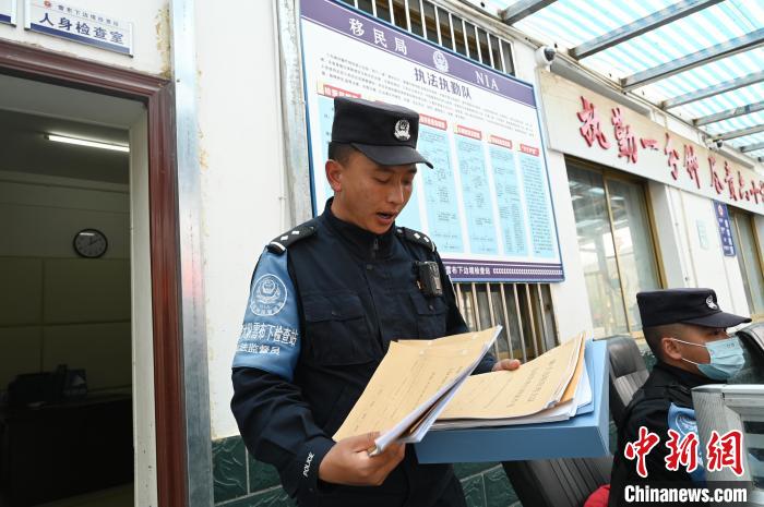 圖為洛桑朗嘎向記者展示卷宗?！≮w朗 攝