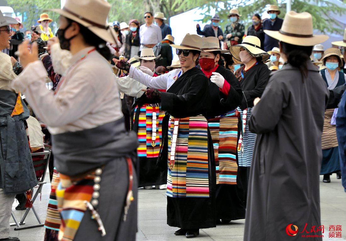 拉薩市民在宗角祿康公園跳鍋莊舞。人民網 次仁羅布攝