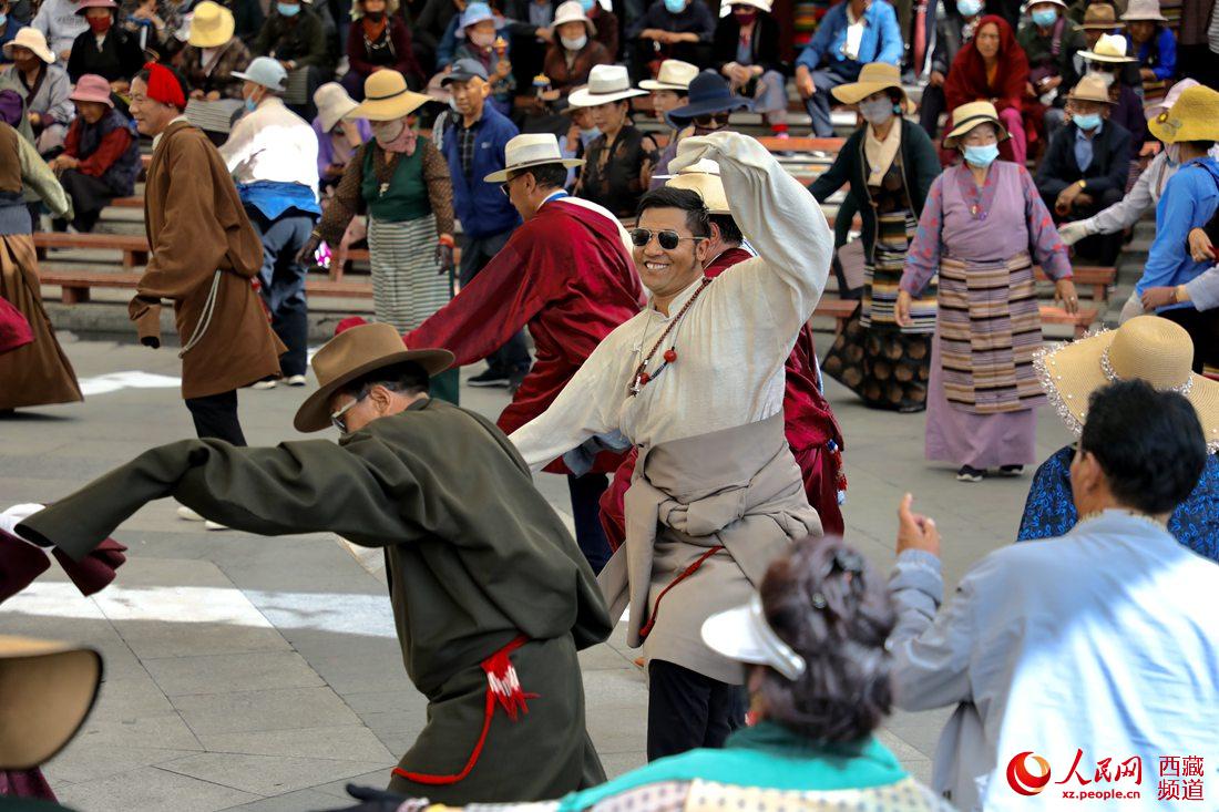 拉薩市民在宗角祿康公園跳鍋莊舞。人民網 次仁羅布攝