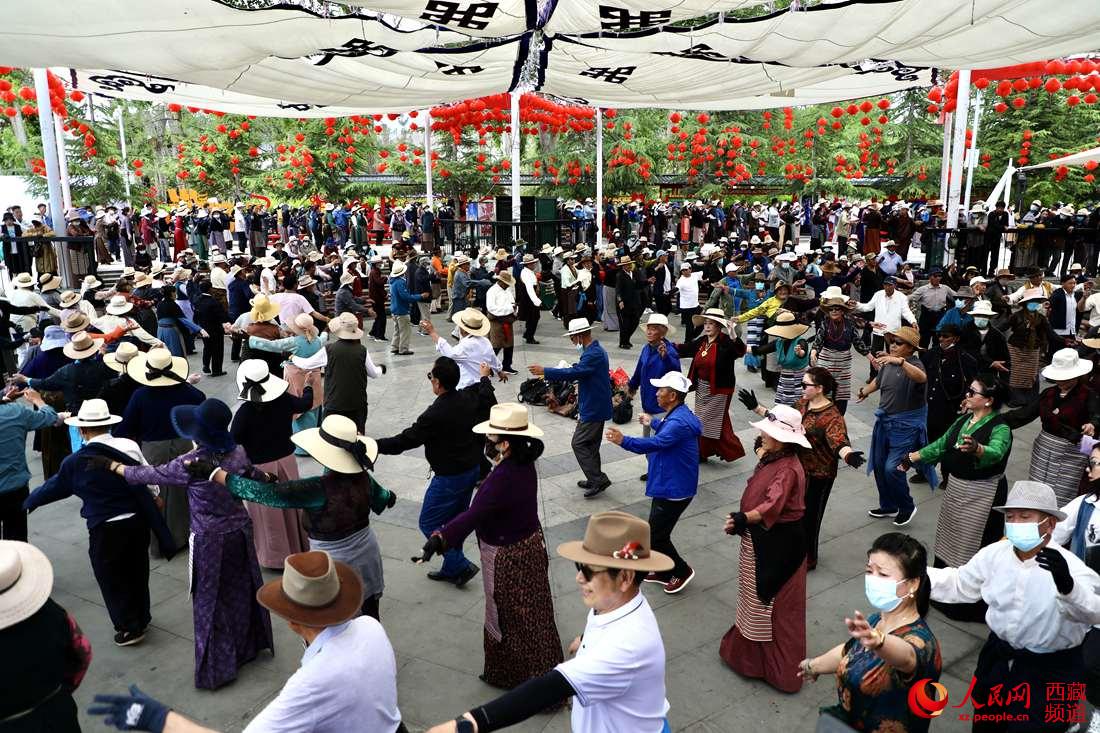 拉薩市民在宗角祿康公園跳鍋莊舞。人民網 次仁羅布攝