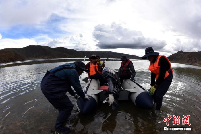 圖為科考隊(duì)員準(zhǔn)備乘快艇前往浪錯(cuò)湖中心開展科考作業(yè)。 <a target='_blank' ><p  align=